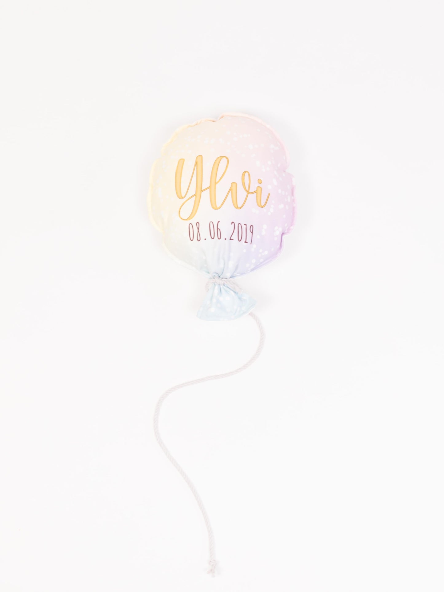 Stoff-Luftballon in sanftem Farbton personalisiert mit Namen und Geburtsdatum.