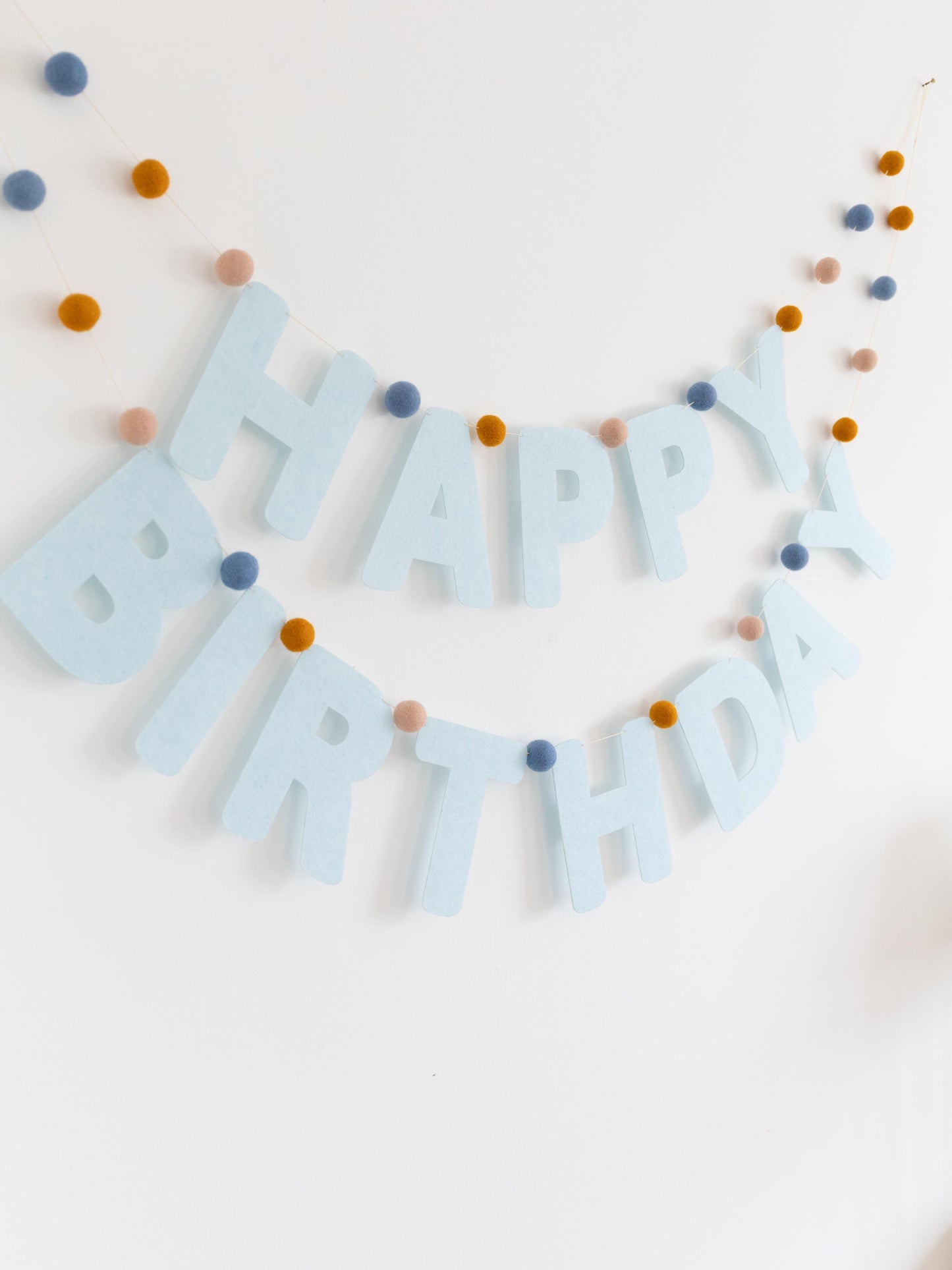 Filz Buchstaben Girlande mit Kugeln - Happy Birthday