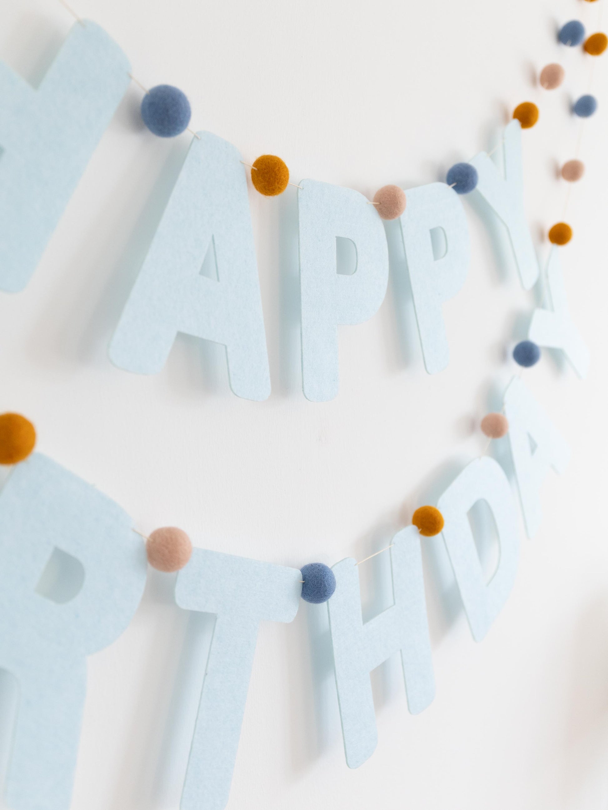 Filz Buchstaben Girlande mit Kugeln - Happy Birthday