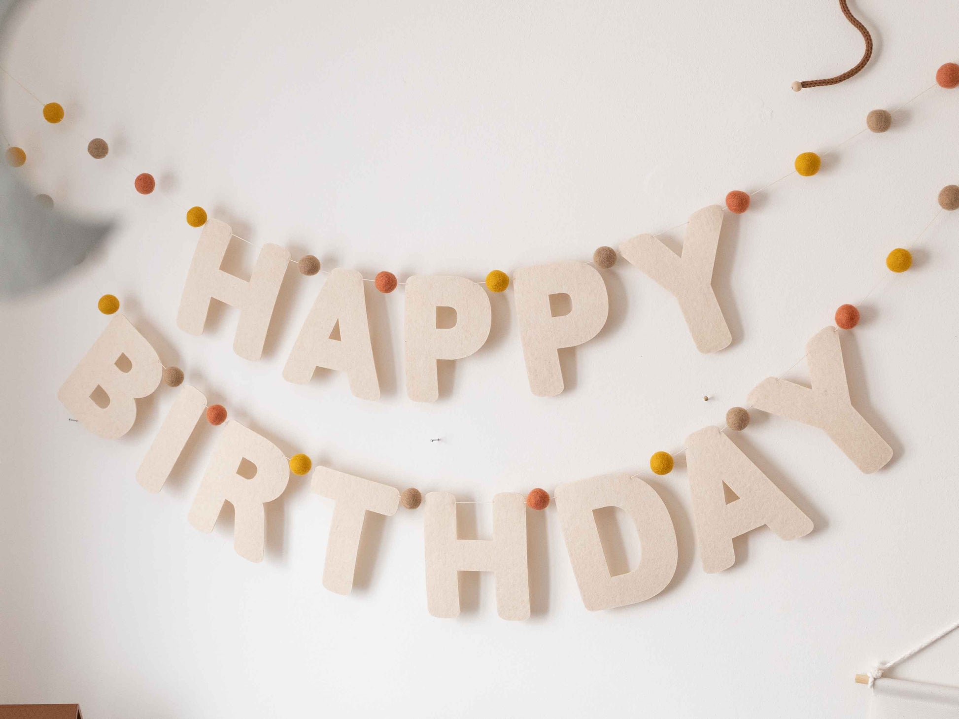 Happy Birthday Girlande aus Filz mit Filzkugeln - Partydeko für den Kindergeburtstag