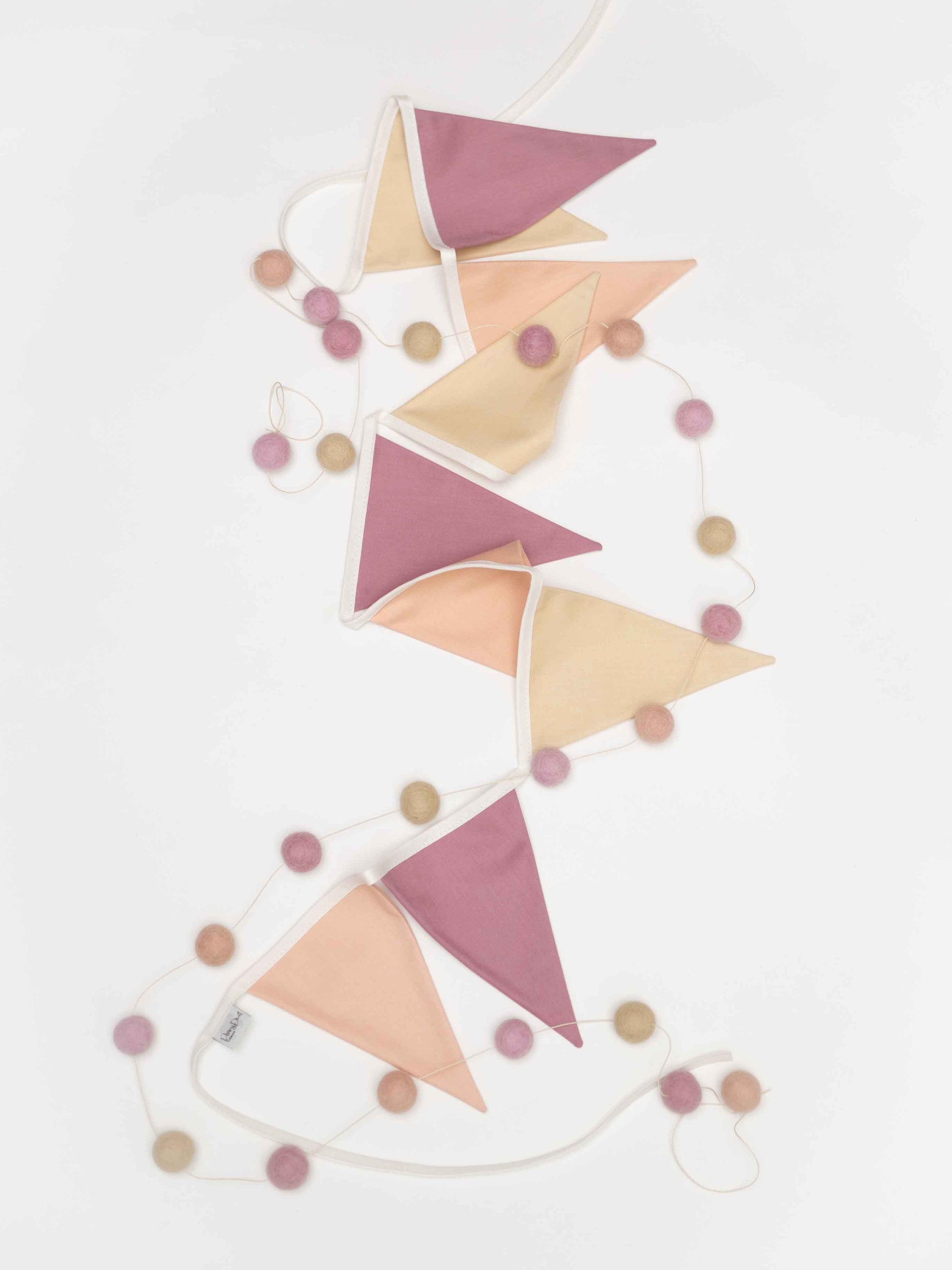 Wimpelkette aus Stoff in Rosa Sand Flieder Ansicht von oben, kombiniert mit farblich abgestimmter Filzkugel Girlande.