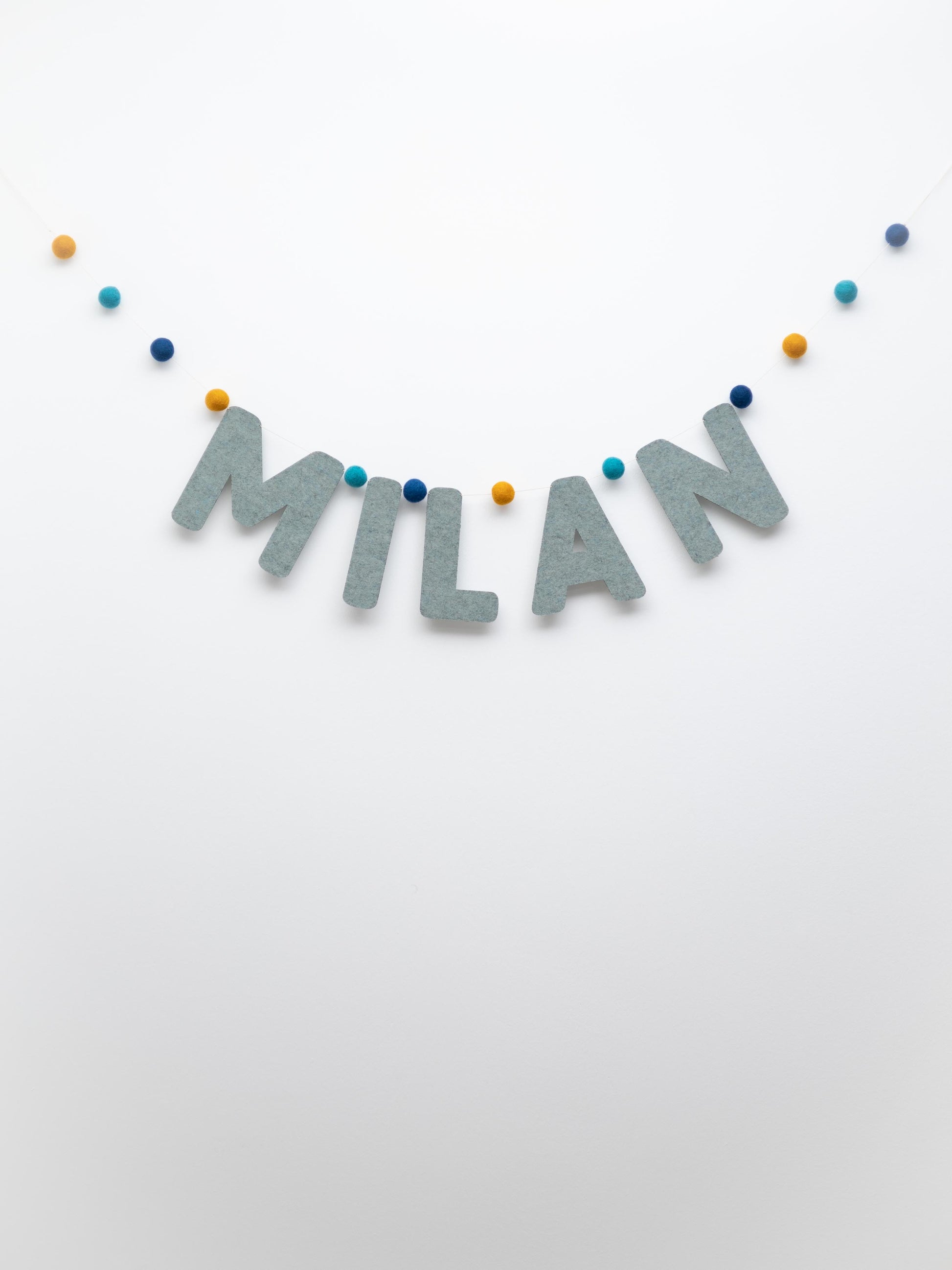 Namensgirlande "Milan" aus Filz in der Farbkombination 1c.