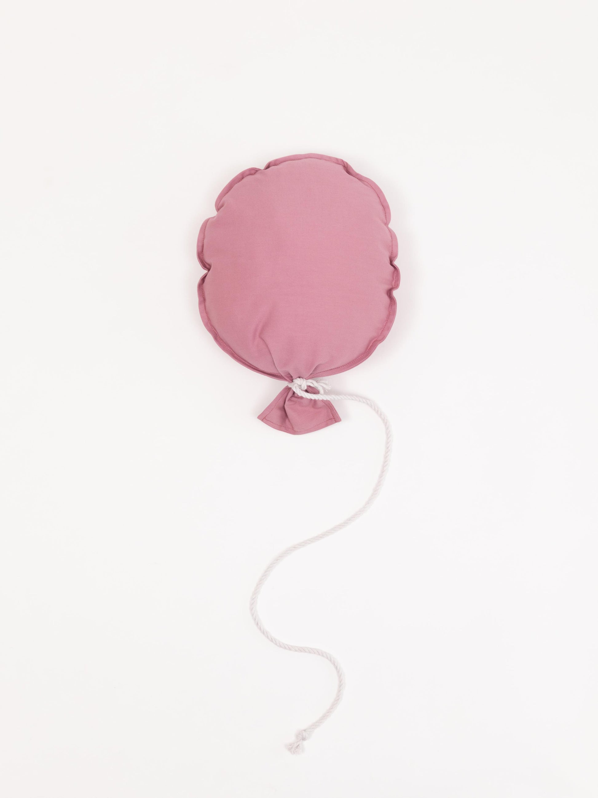 Bunter Stoff-Luftballon für die Kinderzimmerdecke, sorgt für heitere Atmosphäre und liebevolle Dekoration.