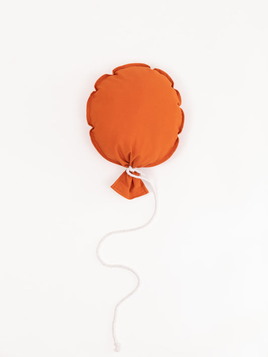 Bunter Stoff-Luftballon schwebt an der Kinderzimmerdecke, sorgt für heitere Atmosphäre und liebevolle Dekoration.