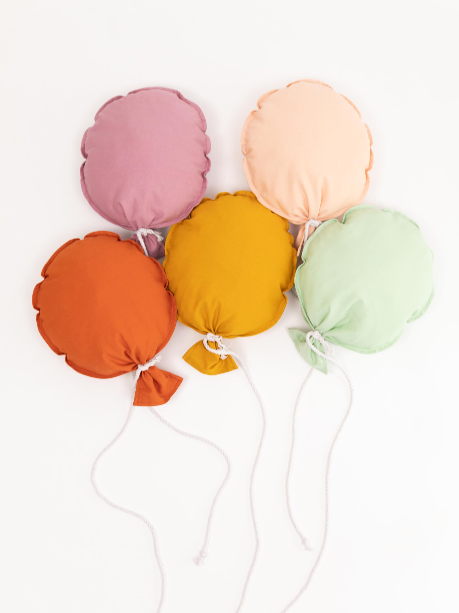 Bunter Stoff-Luftballon für die Kinderzimmerdecke, sorgt für heitere Atmosphäre und liebevolle Dekoration.